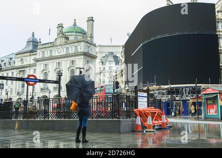 Allgemeine Ansicht der Werbungs-Bildschirme im Piccadilly Circus, London, die heute in Vorbereitung einer Neuentwicklung ausgeschaltet wurden, die einen neuen hochauflösenden Bildschirm sehen wird, der im Herbst 2017 startet. Bilddatum: Montag, 16. Januar 2016. Bildnachweis sollte lauten: Matt Crossick/ EMPICS Entertainment. Stockfoto