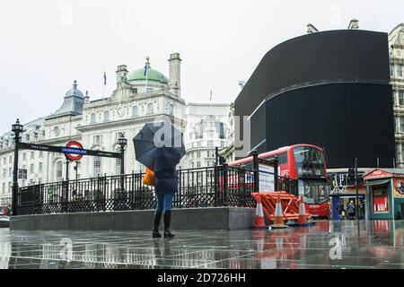 Allgemeine Ansicht der Werbungs-Bildschirme im Piccadilly Circus, London, die heute in Vorbereitung einer Neuentwicklung ausgeschaltet wurden, die einen neuen hochauflösenden Bildschirm sehen wird, der im Herbst 2017 startet. Bilddatum: Montag, 16. Januar 2016. Bildnachweis sollte lauten: Matt Crossick/ EMPICS Entertainment. Stockfoto