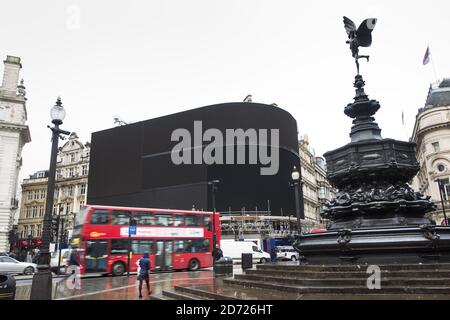 Allgemeine Ansicht der Werbungs-Bildschirme im Piccadilly Circus, London, die heute in Vorbereitung einer Neuentwicklung ausgeschaltet wurden, die einen neuen hochauflösenden Bildschirm sehen wird, der im Herbst 2017 startet. Bilddatum: Montag, 16. Januar 2016. Bildnachweis sollte lauten: Matt Crossick/ EMPICS Entertainment. Stockfoto