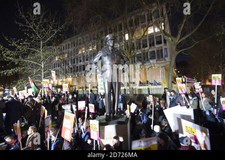 Demonstranten um eine Eisenhower-Statue vor der amerikanischen Botschaft in London protestieren gegen die Amtseinführung von Donald Trump als Präsident der Vereinigten Staaten. Bilddatum: Freitag, 20. Januar 2016. Bildnachweis sollte lauten: Matt Crossick/ EMPICS Entertainment. Stockfoto