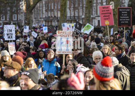 Demonstranten versammeln sich vor der amerikanischen Botschaft auf dem Grosvenor Square während des Marsches der Frauen nach London, wo Demonstranten nach dem US-Wahlergebnis für die Rechte der Frauen marschierten. Bilddatum: Samstag, 21. Januar 2017. Bildnachweis sollte lauten: Matt Crossick/ EMPICS Entertainment. Stockfoto