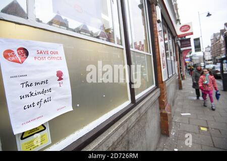 Ein Zeichen, das gegen die Schließung von Zweigstellen vor dem Crouch End Postamt in London protestiert. Nach der Privatisierung von Royal Mail im Jahr 2014 sollen nun bis zu 60 Postämter in den Privatsektor überführt werden, was zusammen mit Stellenabbau und Rentenänderungen zu Streiks durch die Gewerkschaft CWU geführt hat Stockfoto