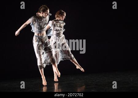 Tänzer der Trisha Brown Dance Company, die während einer Generalprobe für Set und Reset in den Tanks der Tate Modern, London, gezeigt wurden. Das Stück wird am 27-28. Januar mit Originalinszenierungen und Kostümen inszeniert, die Robert Rauschenberg 1983 für sie kreierte, zeitgleich mit einer Retrospektive des Künstlers, die derzeit in der Galerie zu sehen ist. Bilddatum: Donnerstag, 26. Januar 2016 Stockfoto