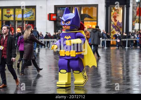 Ein Lego Batgirl-Charakter geht über Leicester Square, London, bevor er an einer Gala-Vorführung des Lego Batman Films im Empire-Kino teilnimmt. Bilddatum: Samstag, 28. Januar 2016. Bildnachweis sollte lauten: Matt Crossick/ EMPICS Entertainment. Stockfoto