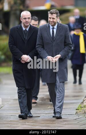 BBC-Moderator Mark Chapman (rechts) und BBC Radio Five Live-Kommentator Ian Dennis beim Trauergottesdienst für Graham Taylor in der St Mary's Church, Watford. Bilddatum: Mittwoch, 1. Februar 2016. Bildnachweis sollte lauten: Matt Crossick/ EMPICS Entertainment. Stockfoto