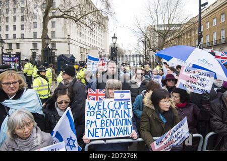 Pro-israelische Demonstranten vor der Downing Street in London, als der israelische Premierminister Benjamin Netanjahu eintrifft, um die bilateralen Beziehungen zwischen Großbritannien und Israel mit Premierministerin Theresa May zu diskutieren. Bilddatum: Sonntag, 5. Februar 2017. Bildnachweis sollte lauten: Matt Crossick/ EMPICS Entertainment. Stockfoto