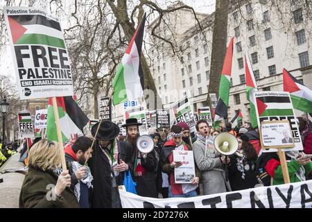 Antiisraelische Demonstranten vor der Downing Street in London, als der israelische Premierminister Benjamin Netanjahu eintrifft, um die bilateralen Beziehungen zwischen Großbritannien und Israel mit Premierministerin Theresa May zu diskutieren. Bilddatum: Sonntag, 5. Februar 2017. Bildnachweis sollte lauten: Matt Crossick/ EMPICS Entertainment. Stockfoto