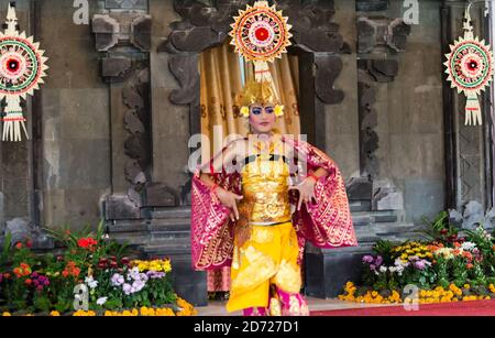 Kulturtanz wurde in Bali aufgenommen Es war öffentlich präsentiert Für Völker Es wurde am 4. juli 2018 auf Bali aufgenommen Kulturelles Tanzzentrum Stockfoto