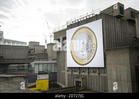 Gesamtansicht der Euro 2012 von Euroflex, an der South Bank in London. Die Arbeit ist Teil der Waterloo Billboard Commission und wurde ursprünglich als Reaktion auf die griechische Finanzkrise angefertigt. Bilddatum: Dienstag, 14. Februar 2017. Bildnachweis sollte lauten: Matt Crossick/ EMPICS Entertainment. Stockfoto