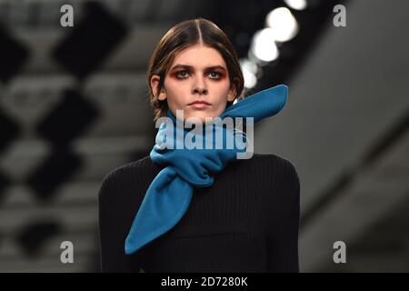 Models auf dem Laufsteg während der J. JS Lee Herbst/Winter 2017 London Fashion Week Show im BFC Veranstaltungsort in 180 Strand, London. Bilddatum: Dienstag, 21. Februar 2017. Bildnachweis sollte lauten: Matt Crossick/ EMPICS Entertainment. Stockfoto