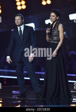 Dermot O'Leary und Emma Willis auf der Bühne bei den Brit Awards 2017, die in der O2 Arena in London stattfinden. Bild Datum Dienstag, 22. Februar 2017. Bildnachweis sollte Matt Crossick / EMPICS Entertainment lesen. Nur Zur Redaktionellen Verwendung – Keine Werbeartikel. Stockfoto