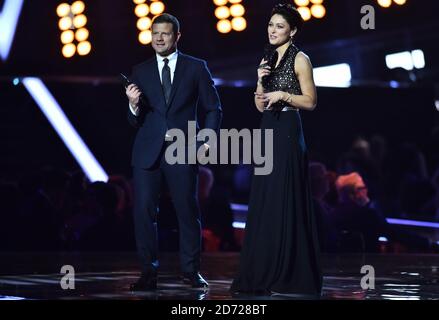 Dermot O'Leary und Emma Willis auf der Bühne bei den Brit Awards 2017, die in der O2 Arena in London stattfinden. Bild Datum Dienstag, 22. Februar 2017. Bildnachweis sollte Matt Crossick / EMPICS Entertainment lesen. Nur Zur Redaktionellen Verwendung – Keine Werbeartikel. Stockfoto