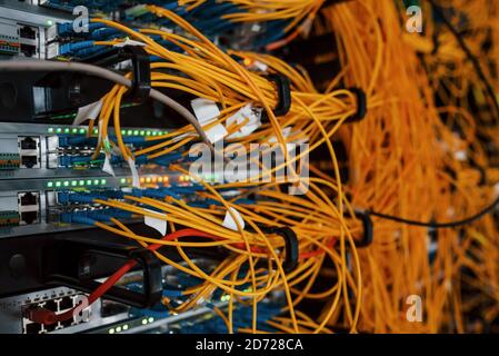 Nahaufnahme der Internetausstattung und Kabel im Serverraum Stockfoto