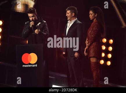 Liam Payne mit dem Best British Video Award mit Simon Cowell und Nicole Scherzinger auf der Bühne bei den Brit Awards 2017, die in der O2 Arena in London stattfinden. Bild Datum Dienstag, 22. Februar 2017. Bildnachweis sollte Matt Crossick / EMPICS Entertainment lesen. Nur Zur Redaktionellen Verwendung – Keine Werbeartikel. Stockfoto