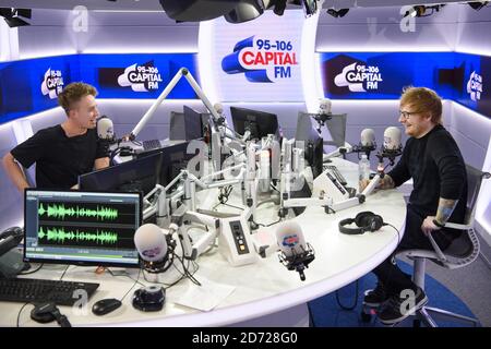 Ed Sheeran wird von Moderator Roman Kemp während der Capital Evening Show in den Capital Studios am Leicester Square in London interviewt. Bilddatum: Mittwoch, 1. März 2017. Bildnachweis sollte lauten: Matt Crossick/ EMPICS Entertainment. Stockfoto