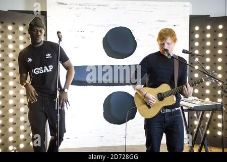 Ed Sheeran und Stormzy führen eine Live-Session während der Capital Evening Show von Roman Kemp in den Capital Studios am Leicester Square in London auf. Bilddatum: Mittwoch, 1. März 2017. Bildnachweis sollte lauten: Matt Crossick/ EMPICS Entertainment. Stockfoto