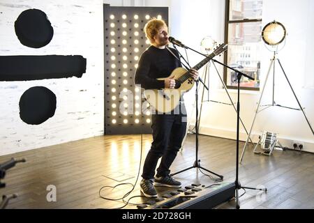 Ed Sheeran spielt eine Live-Session während der Capital Evening Show von Roman Kemp in den Capital Studios am Leicester Square in London. Bilddatum: Mittwoch, 1. März 2017. Bildnachweis sollte lauten: Matt Crossick/ EMPICS Entertainment. Stockfoto