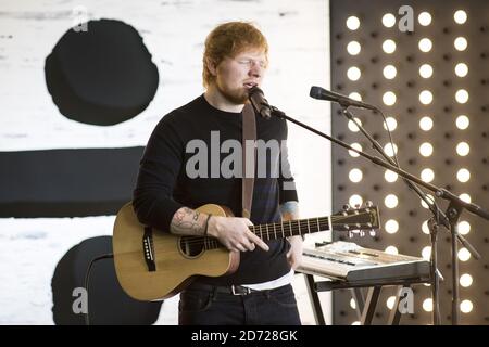 Ed Sheeran spielt eine Live-Session während der Capital Evening Show von Roman Kemp in den Capital Studios am Leicester Square in London. Bilddatum: Mittwoch, 1. März 2017. Bildnachweis sollte lauten: Matt Crossick/ EMPICS Entertainment. Stockfoto