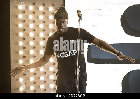 Stormzy führt eine Live-Session mit Ed Sheeran während der Capital Evening Show von Roman Kemp in den Capital Studios am Leicester Square in London auf. Bilddatum: Mittwoch, 1. März 2017. Bildnachweis sollte lauten: Matt Crossick/ EMPICS Entertainment. Stockfoto