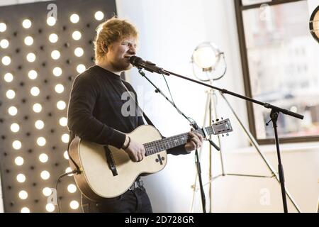 Ed Sheeran spielt eine Live-Session während der Capital Evening Show von Roman Kemp in den Capital Studios am Leicester Square in London. Bilddatum: Mittwoch, 1. März 2017. Bildnachweis sollte lauten: Matt Crossick/ EMPICS Entertainment. Stockfoto