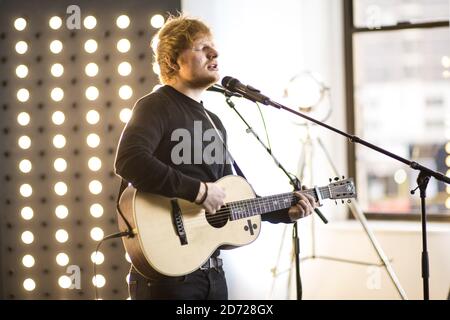 Ed Sheeran spielt eine Live-Session während der Capital Evening Show von Roman Kemp in den Capital Studios am Leicester Square in London. Bilddatum: Mittwoch, 1. März 2017. Bildnachweis sollte lauten: Matt Crossick/ EMPICS Entertainment. Stockfoto