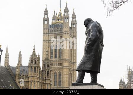 Allgemeine Ansicht der Statue von Winston Churchill vor dem Houses of Parliament, Westminster, London. Bilddatum: Montag, 6. Februar 2017. Bildnachweis sollte lauten: Matt Crossick/ EMPICS Entertainment. Stockfoto