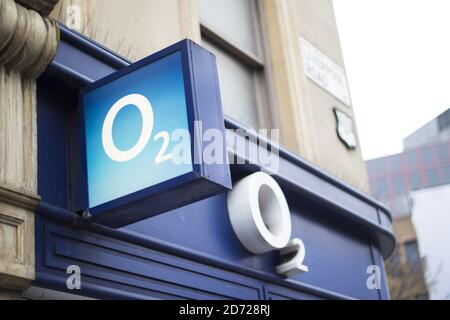 Gesamtansicht eines O2 Handy-Shops in Islington, London. O2 ist derzeit die neunte wertvollste britische Marke, laut dem Verzeichnis der Analysten Brand Finance. Bilddatum: Freitag, 10. März 2017. Bildnachweis sollte lauten: Matt Crossick/ EMPICS Entertainment. Stockfoto