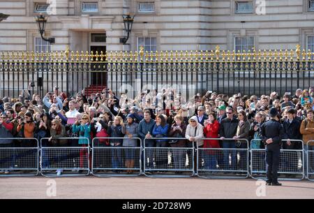 Menschenmassen während des Queen's Baton Relay Launch, für die XXI Commonwealth Games, die an der Gold Coast in Australien im Buckingham Palace in London stattfinden. Bilddatum: Montag, 13. März 2017. Bildnachweis sollte lauten: Matt Crossick/ EMPICS Entertainment. Stockfoto