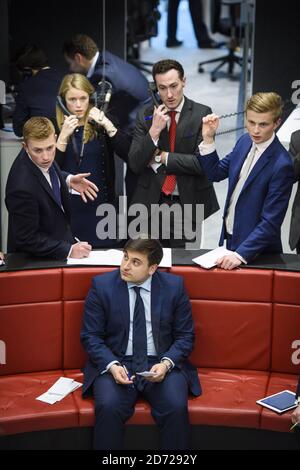 Trader, die während einer offenen Aufschrei-Trading-Session im 'The Ring' an der London Metal Exchange in London abgebildet wurden. Bilddatum: Dienstag, 15. März 2016. Bildnachweis sollte lauten: Matt Crossick/ EMPICS. Die LME, der weltweit größte Markt für Basismetalle, ist die einzige Finanzbörse in Europa, die noch offenen Aufschrei-Handel nutzt, wo Kontrakte in intensiven 5-Minuten-Bursts gehandelt werden. Stockfoto