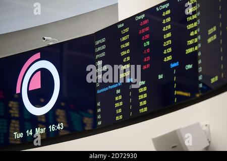 Trader, die während einer offenen Aufschrei-Trading-Session im 'The Ring' an der London Metal Exchange in London abgebildet wurden. Bilddatum: Dienstag, 15. März 2016. Bildnachweis sollte lauten: Matt Crossick/ EMPICS. Die LME, der weltweit größte Markt für Basismetalle, ist die einzige Finanzbörse in Europa, die noch offenen Aufschrei-Handel nutzt, wo Kontrakte in intensiven 5-Minuten-Bursts gehandelt werden. Stockfoto