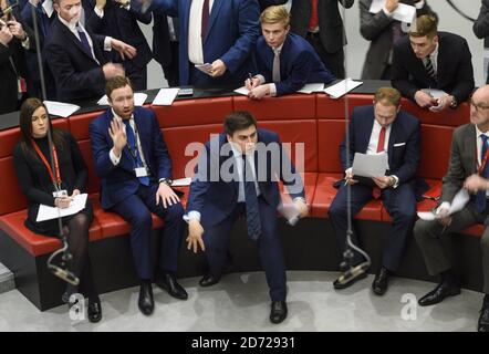 Trader, die während einer offenen Aufschrei-Trading-Session im 'The Ring' an der London Metal Exchange in London abgebildet wurden. Bilddatum: Dienstag, 15. März 2016. Bildnachweis sollte lauten: Matt Crossick/ EMPICS. Die LME, der weltweit größte Markt für Basismetalle, ist die einzige Finanzbörse in Europa, die noch offenen Aufschrei-Handel nutzt, wo Kontrakte in intensiven 5-Minuten-Bursts gehandelt werden. Stockfoto