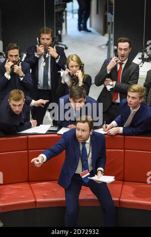 Trader, die während einer offenen Aufschrei-Trading-Session im 'The Ring' an der London Metal Exchange in London abgebildet wurden. Bilddatum: Dienstag, 15. März 2016. Bildnachweis sollte lauten: Matt Crossick/ EMPICS. Die LME, der weltweit größte Markt für Basismetalle, ist die einzige Finanzbörse in Europa, die noch offenen Aufschrei-Handel nutzt, wo Kontrakte in intensiven 5-Minuten-Bursts gehandelt werden. Stockfoto