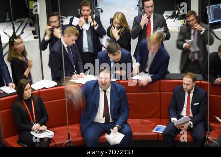 Trader, die während einer offenen Aufschrei-Trading-Session im 'The Ring' an der London Metal Exchange in London abgebildet wurden. Bilddatum: Dienstag, 15. März 2016. Bildnachweis sollte lauten: Matt Crossick/ EMPICS. Die LME, der weltweit größte Markt für Basismetalle, ist die einzige Finanzbörse in Europa, die noch offenen Aufschrei-Handel nutzt, wo Kontrakte in intensiven 5-Minuten-Bursts gehandelt werden. Stockfoto