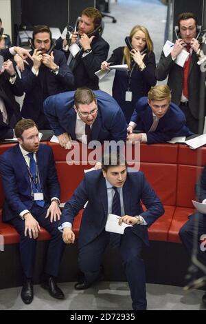 Trader, die während einer offenen Aufschrei-Trading-Session im 'The Ring' an der London Metal Exchange in London abgebildet wurden. Bilddatum: Dienstag, 15. März 2016. Bildnachweis sollte lauten: Matt Crossick/ EMPICS. Die LME, der weltweit größte Markt für Basismetalle, ist die einzige Finanzbörse in Europa, die noch offenen Aufschrei-Handel nutzt, wo Kontrakte in intensiven 5-Minuten-Bursts gehandelt werden. Stockfoto