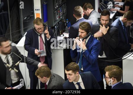 Trader, die während einer offenen Aufschrei-Trading-Session im 'The Ring' an der London Metal Exchange in London abgebildet wurden. Bilddatum: Dienstag, 15. März 2016. Bildnachweis sollte lauten: Matt Crossick/ EMPICS. Die LME, der weltweit größte Markt für Basismetalle, ist die einzige Finanzbörse in Europa, die noch offenen Aufschrei-Handel nutzt, wo Kontrakte in intensiven 5-Minuten-Bursts gehandelt werden. Stockfoto