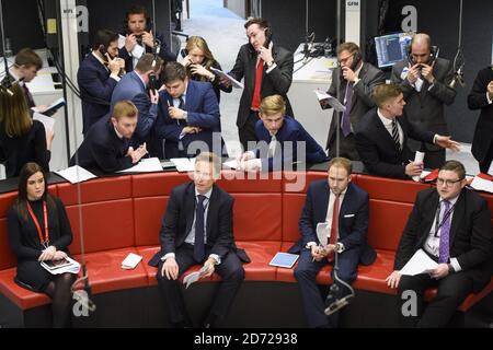 Trader, die während einer offenen Aufschrei-Trading-Session im 'The Ring' an der London Metal Exchange in London abgebildet wurden. Bilddatum: Dienstag, 15. März 2016. Bildnachweis sollte lauten: Matt Crossick/ EMPICS. Die LME, der weltweit größte Markt für Basismetalle, ist die einzige Finanzbörse in Europa, die noch offenen Aufschrei-Handel nutzt, wo Kontrakte in intensiven 5-Minuten-Bursts gehandelt werden. Stockfoto