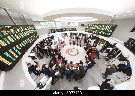 Trader, die während einer offenen Aufschrei-Trading-Session im 'The Ring' an der London Metal Exchange in London abgebildet wurden. Bilddatum: Dienstag, 15. März 2016. Bildnachweis sollte lauten: Matt Crossick/ EMPICS. Die LME, der weltweit größte Markt für Basismetalle, ist die einzige Finanzbörse in Europa, die noch offenen Aufschrei-Handel nutzt, wo Kontrakte in intensiven 5-Minuten-Bursts gehandelt werden. Stockfoto