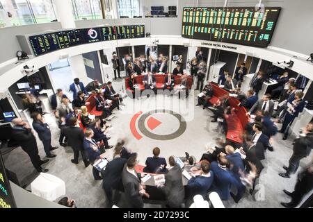 Trader, die während einer offenen Aufschrei-Trading-Session im 'The Ring' an der London Metal Exchange in London abgebildet wurden. Bilddatum: Dienstag, 15. März 2016. Bildnachweis sollte lauten: Matt Crossick/ EMPICS. Die LME, der weltweit größte Markt für Basismetalle, ist die einzige Finanzbörse in Europa, die noch offenen Aufschrei-Handel nutzt, wo Kontrakte in intensiven 5-Minuten-Bursts gehandelt werden. Stockfoto