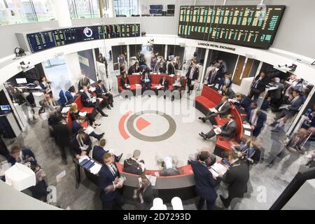 Trader, die während einer offenen Aufschrei-Trading-Session im 'The Ring' an der London Metal Exchange in London abgebildet wurden. Bilddatum: Dienstag, 15. März 2016. Bildnachweis sollte lauten: Matt Crossick/ EMPICS. Die LME, der weltweit größte Markt für Basismetalle, ist die einzige Finanzbörse in Europa, die noch offenen Aufschrei-Handel nutzt, wo Kontrakte in intensiven 5-Minuten-Bursts gehandelt werden. Stockfoto