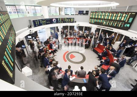 Trader, die während einer offenen Aufschrei-Trading-Session im 'The Ring' an der London Metal Exchange in London abgebildet wurden. Bilddatum: Dienstag, 15. März 2016. Bildnachweis sollte lauten: Matt Crossick/ EMPICS. Die LME, der weltweit größte Markt für Basismetalle, ist die einzige Finanzbörse in Europa, die noch offenen Aufschrei-Handel nutzt, wo Kontrakte in intensiven 5-Minuten-Bursts gehandelt werden. Stockfoto