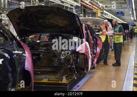 Fahrzeuge auf der Endmontagelinie, Teil der Jaguar Land Rover Advanced Manufacturing Facility in Solihull, Birmingham. Bilddatum: Mittwoch, 15. März 2017. Bildnachweis sollte lauten: Matt Crossick/ EMPICS. Die Endmontage hat die Größe von 12 Fußballfeldern und sieht die Endmontage von Range Rover Sport, Range Rover Velar und Jaguar F-PACE Autos. Jaguar Land Rover exportiert 80 % der in Großbritannien produzierten Fahrzeuge in über 136 Märkte weltweit. Stockfoto