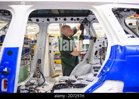 Fahrzeuge auf der Endmontagelinie, Teil der Jaguar Land Rover Advanced Manufacturing Facility in Solihull, Birmingham. Bilddatum: Mittwoch, 15. März 2017. Bildnachweis sollte lauten: Matt Crossick/ EMPICS. Die Endmontage hat die Größe von 12 Fußballfeldern und sieht die Endmontage von Range Rover Sport, Range Rover Velar und Jaguar F-PACE Autos. Jaguar Land Rover exportiert 80 % der in Großbritannien produzierten Fahrzeuge in über 136 Märkte weltweit. Stockfoto