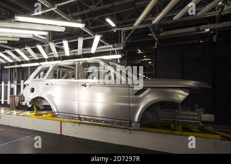 Die Produktionslinie in der Aluminium Body Shop, Teil der Advanced Manufacturing Facility von Jaguar Land Rover in Solihull, Birmingham. Bilddatum: Mittwoch, 15. März 2017. Bildnachweis sollte lauten: Matt Crossick/ EMPICS. In der Solihull-Anlage arbeiten über 10,000 Mitarbeiter, die sich in den letzten 5 Jahren verdoppelt haben. Stockfoto