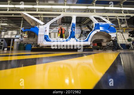 Fahrzeuge auf der Endmontagelinie, Teil der Jaguar Land Rover Advanced Manufacturing Facility in Solihull, Birmingham. Bilddatum: Mittwoch, 15. März 2017. Bildnachweis sollte lauten: Matt Crossick/ EMPICS. Die Endmontage hat die Größe von 12 Fußballfeldern und sieht die Endmontage von Range Rover Sport, Range Rover Velar und Jaguar F-PACE Autos. Jaguar Land Rover exportiert 80 % der in Großbritannien produzierten Fahrzeuge in über 136 Märkte weltweit. Stockfoto