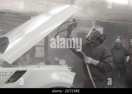 Die Fahrzeuge werden in der Lackiererei, einem Teil der Advanced Manufacturing Facility von Jaguar Land Rover in Solihull, Birmingham, lackiert. Bilddatum: Mittwoch, 15. März 2017. Bildnachweis sollte lauten: Matt Crossick/ EMPICS. Die Lackiererei nutzt 26 km Förderbänder, und eine Mischung aus Handlackierung und automatisierten Robotern lackiert jede Karosserie über einen Zeitraum von 10 Stunden. Stockfoto