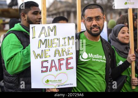 Mitglieder der muslimischen Hilfe, die während einer Kerzenlichtmahnwache auf dem Trafalgar Square in London abgebildet wurden, um an diejenigen zu erinnern, die bei dem Terroranschlag in Westminster ihr Leben verloren haben. Bilddatum: Donnerstag, 23. März 2017. Bildnachweis sollte lauten: Matt Crossick/ EMPICS Entertainment. Stockfoto