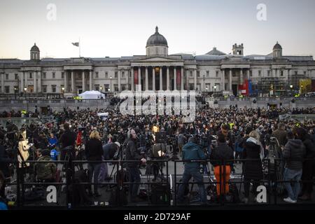 Menschen, die an einer Kerzenlichtmahnwache am Trafalgar Square in London teilnehmen, um an die zu erinnern, die bei dem Terroranschlag in Westminster ihr Leben verloren haben. Bilddatum: Donnerstag, 23. März 2017. Bildnachweis sollte lauten: Matt Crossick/ EMPICS Entertainment. Stockfoto