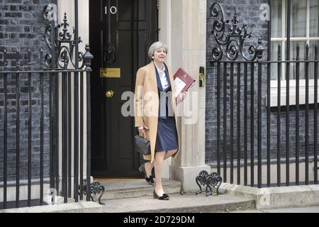 Premierministerin Theresa May verlässt 10 Downing Street, London, für Fragen des Premierministers, nach einer Kabinettssitzung vor der offiziellen Auslösung von Artikel 50. Bilddatum: Mittwoch, 29. März 2017. Bildnachweis sollte lauten: Matt Crossick/ EMPICS Entertainment. Stockfoto