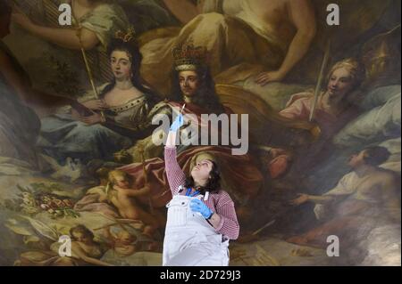 Konservator Stefania D'Alba bei der Arbeit an der Painted Hall in der Old Royal Naval College, London, wo Sir James Thornhillâ €™s bemalte Decke wird restauriert und kann aus nächster Nähe durch eine Reihe von Touren, die Decke starten am 1. April. Bilddatum: Mittwoch, 30. März 2017. Bildnachweis sollte lauten: Matt Crossick/ EMPICS Entertainment Stockfoto