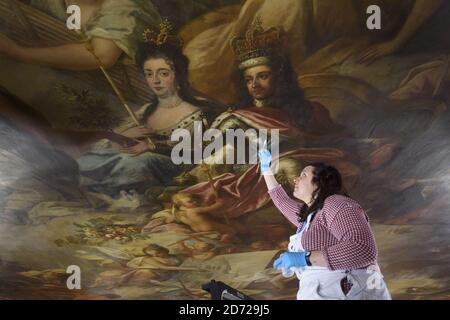 Konservator Stefania D'Alba bei der Arbeit an der Painted Hall in der Old Royal Naval College, London, wo Sir James Thornhillâ €™s bemalte Decke wird restauriert und kann aus nächster Nähe durch eine Reihe von Touren, die Decke starten am 1. April. Bilddatum: Mittwoch, 30. März 2017. Bildnachweis sollte lauten: Matt Crossick/ EMPICS Entertainment Stockfoto